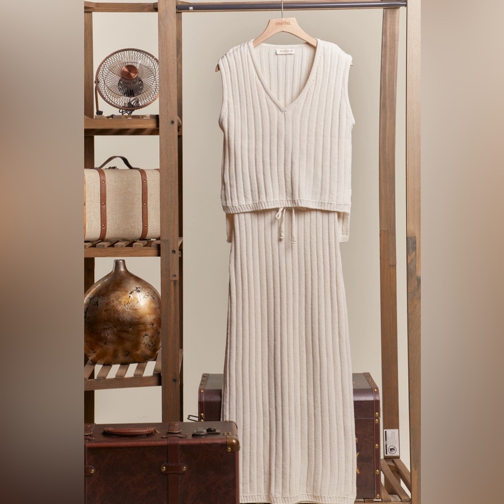 Elegant Ivory Knit V-Neck Sleeveless Sweater for Women